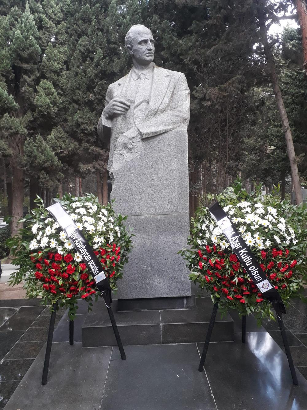 ILK XƏBƏR: Milli hökumətin 76-cı ilində Pişəvərinin məzarı ziyarət edildi